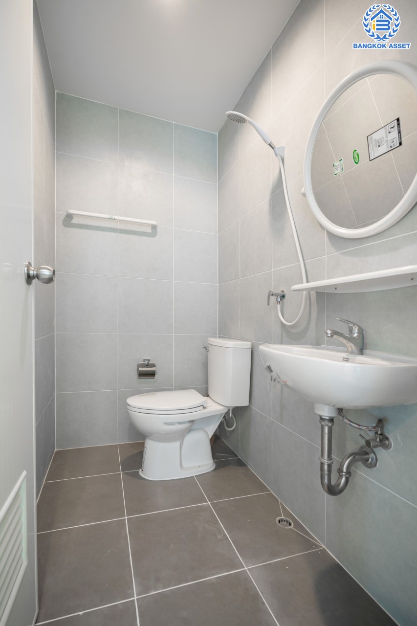 คฤหาสน์หลังใหญ่ตกแต่งใหม่ ม.บ้านสวนดอกไม้ ปิ่นเกล้า ดีไซน์สุด Luxury เนื้อที่ 154.5 ตร.ว. บนพื้นที่ใช้สอยถึง 435 ตร.ม. ฟังก์ชันจัดเต็ม 5 ห้องนอน 6 ห้องน้ำ 1 ห้องแม่บ้าน 2 ห้องอเนกประสงค์ (มีเรือนรับรองด้านข้าง พร้อมห้องน้ำในตัว) จอดรถได้ถึง 4 คัน บนทำเลเชื่อมต่อเมืองอย่างรวดเร็ว ใกล้ทางคู่ขนานลอยฟ้าบรมราชชนนี ทางด่วน "กาญจนาภิเษก" ม.มหิดล และเซ็นทรัลปิ่นเกล้า